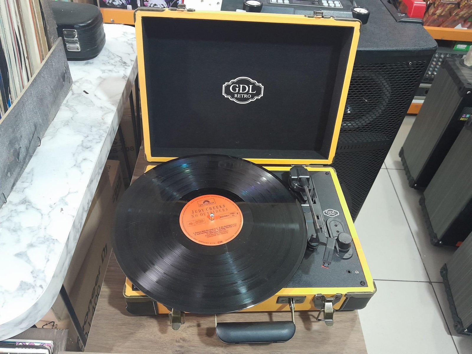 Musikinstrumente und Schallplatten