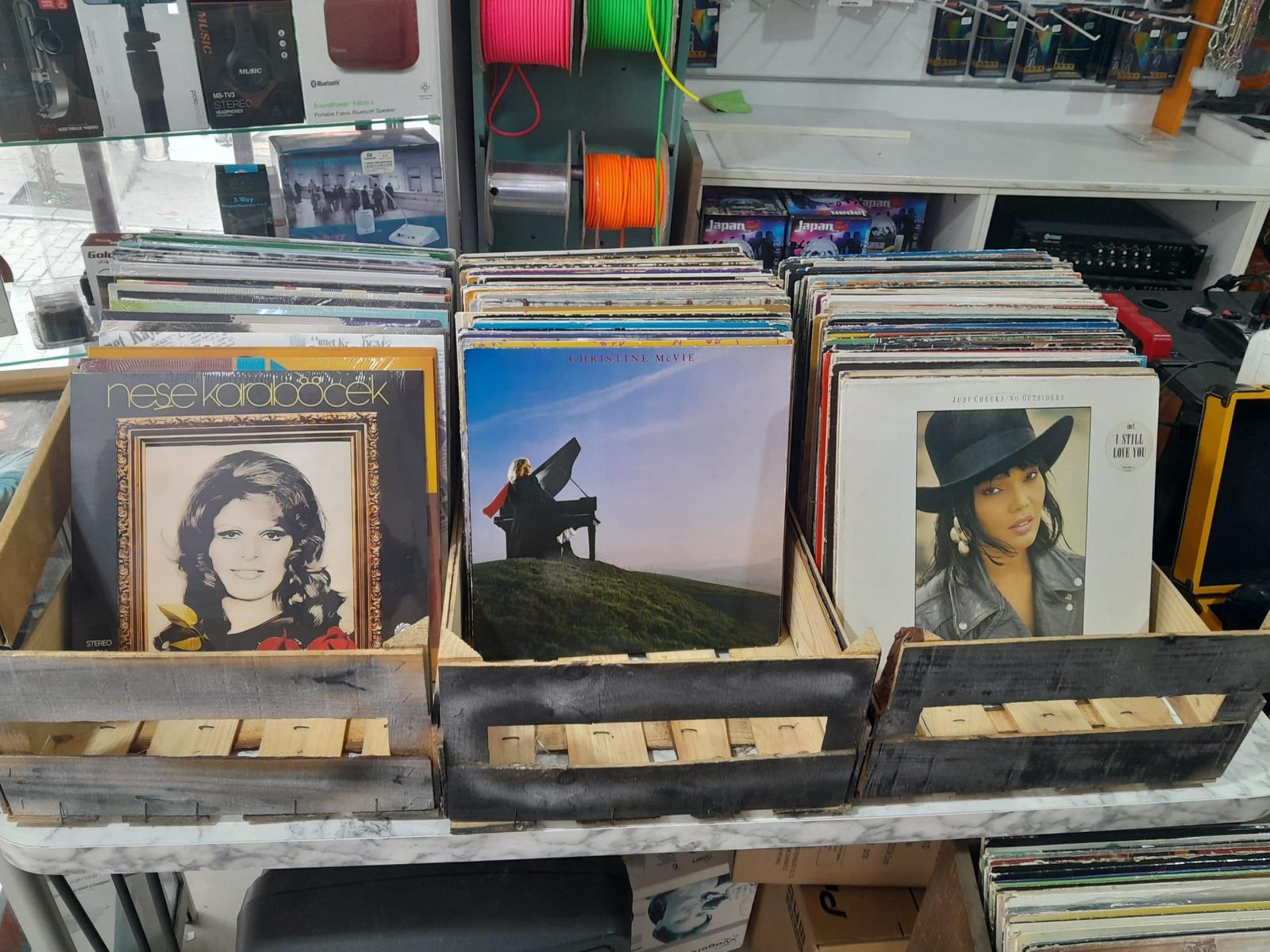 Musikinstrumente und Schallplatten