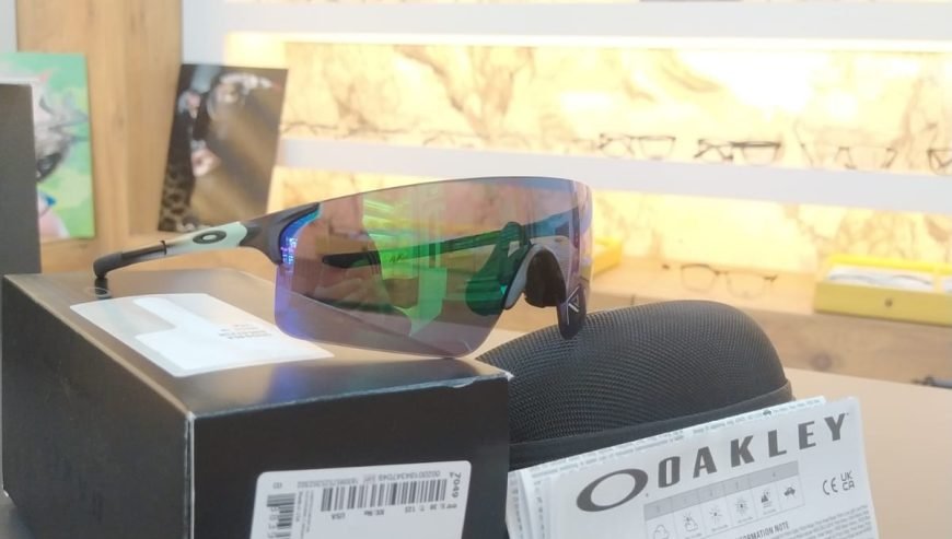 Oakley güneş gözlüğü