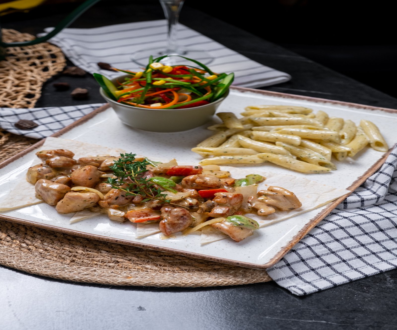 Специальные блюда из курицы с видом на море