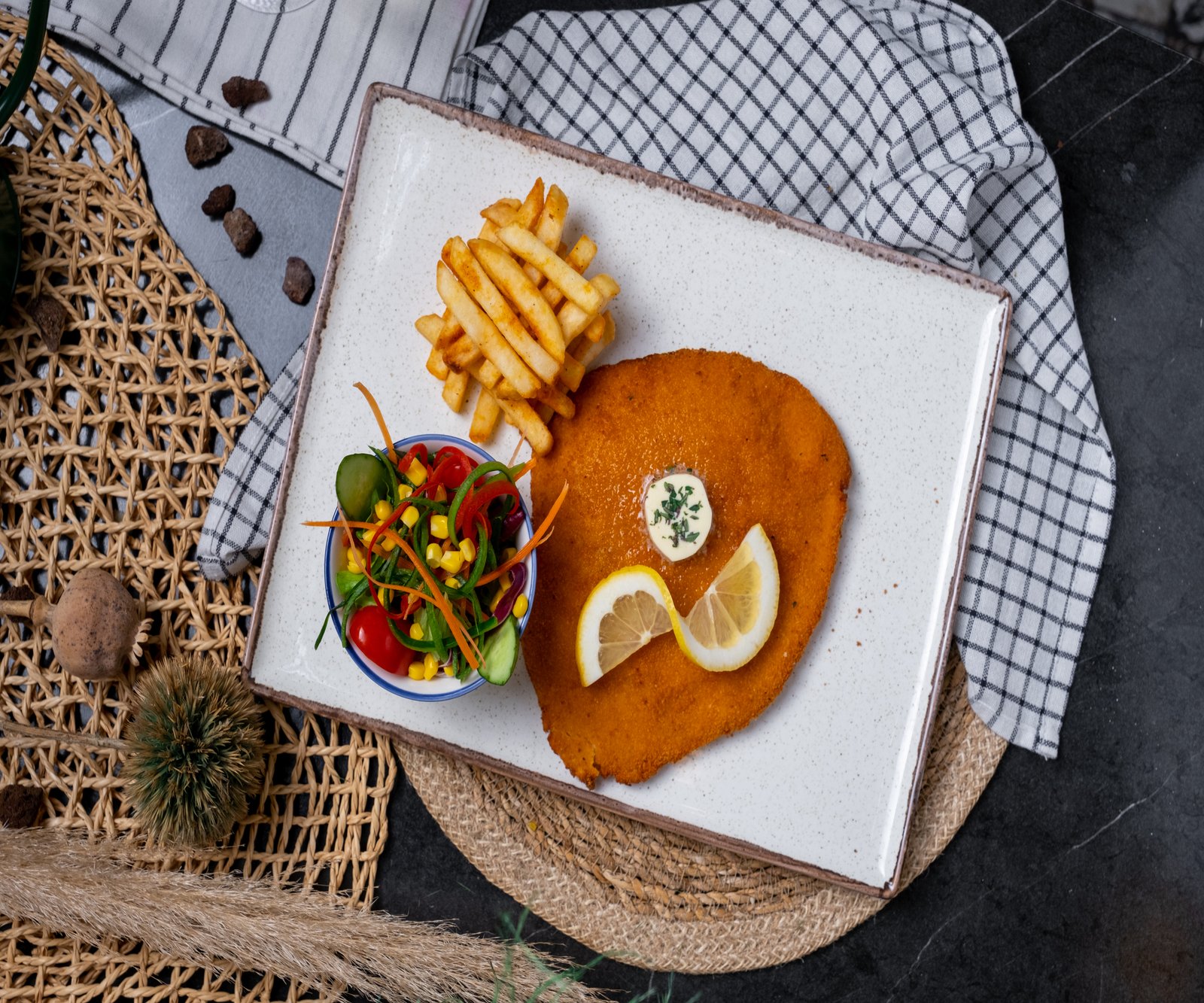 Специальные блюда из курицы с видом на море