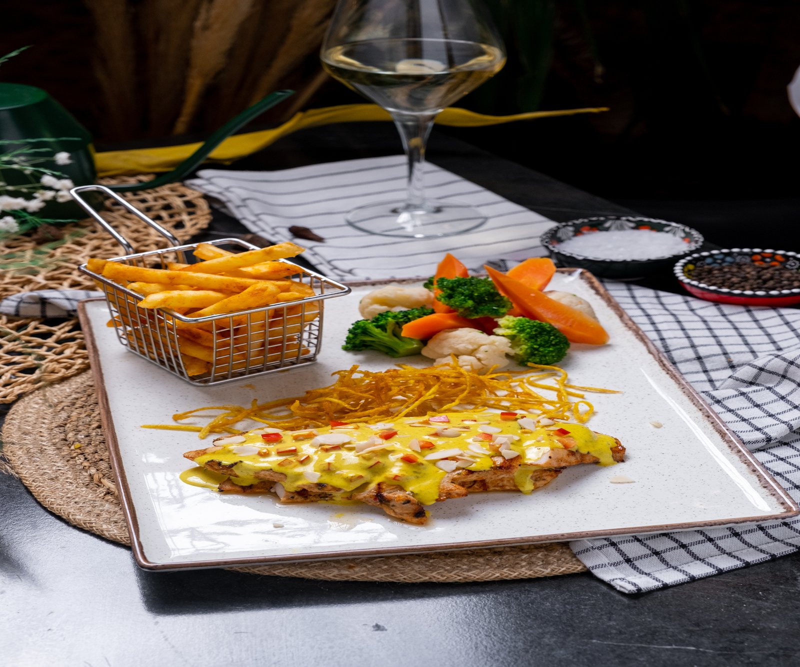 Специальные блюда из курицы с видом на море