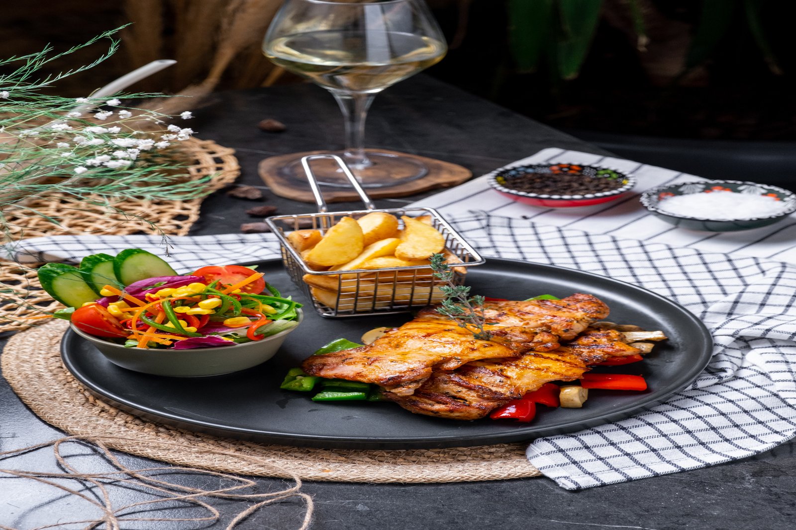 Специальные блюда из курицы с видом на море